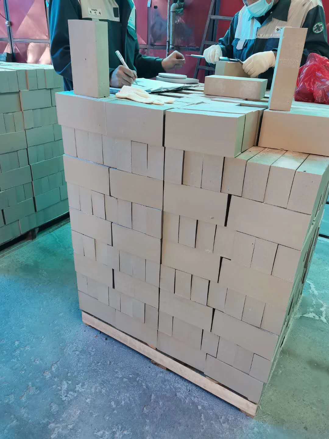 65厚耐酸磚今年處于一直是缺貨狀態(tài)，而且價格高，那么為什么會出現(xiàn)這種情況